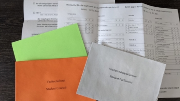 Die Briefwahl-Unterlagen zur StuPa-Wahl 2021. Foto: Radius 92.1