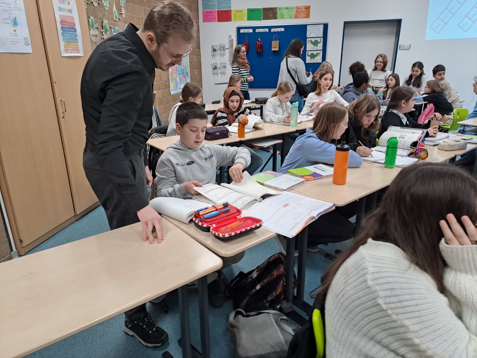 „Am ersten Tag haben wir alle vielleicht ein bisschen gezittert, ob wir jetzt auch respektiert werden als Lehrperson“ – Lehramtsstudierende übernehmen die Gesamtschule Am Rosterberg