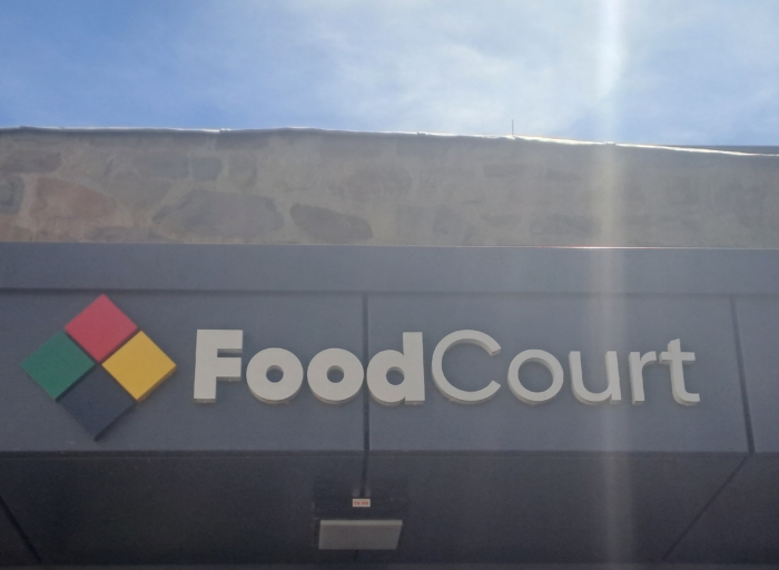 Logo des Food Courts am Unteren Schloss vor blauem Himmel